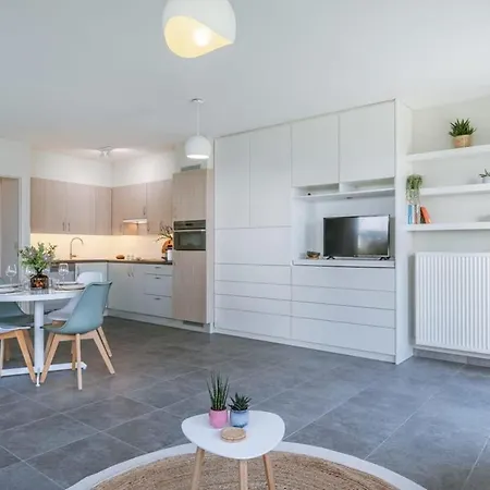 Huswell - Bright With Large And Sunny Garden Daire *